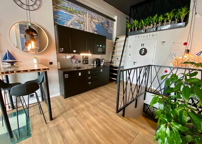 Hotel Thruster - mini kino, lobby, kuchnia, netflix Gdynia