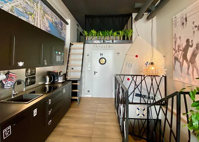 Hotel Thruster - mini kino, lobby, kuchnia, netflix Gdynia