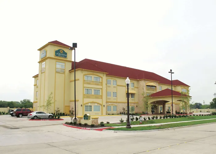 La Quinta By Wyndham Ennis Hotel