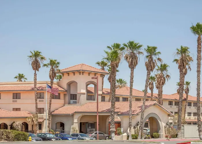 Ramada By Wyndham Barstow Hotel