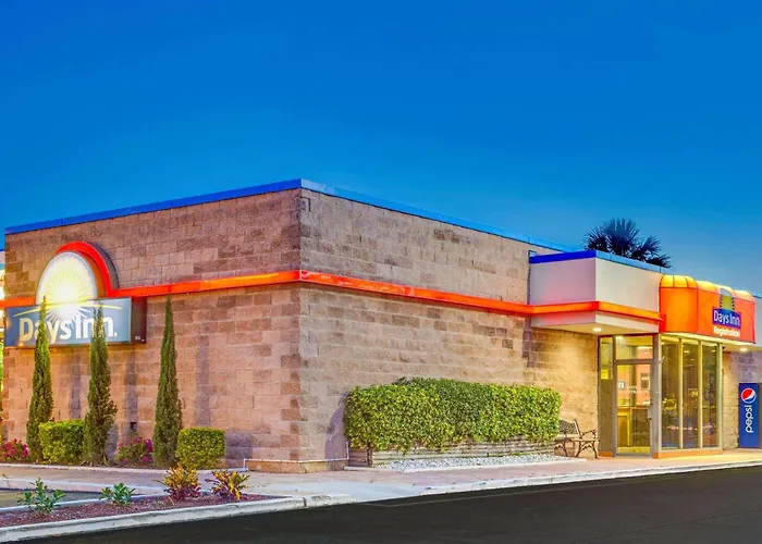Days Inn By Wyndham Bradenton - Near The Gulf