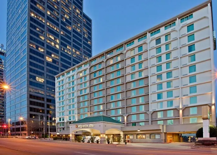 La Quinta Inn & Suites By Wyndham Downtown Conference Center
