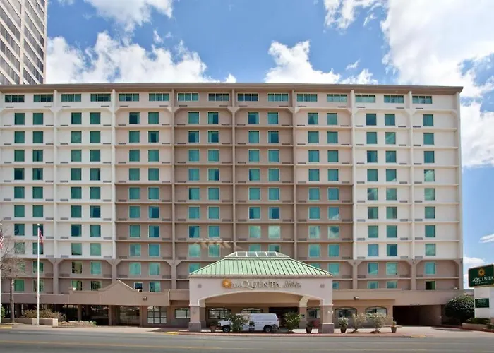 La Quinta Inn & Suites By Wyndham Downtown Conference Center