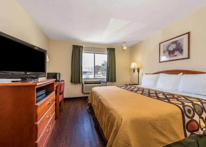 Super 8 By Wyndham Denton