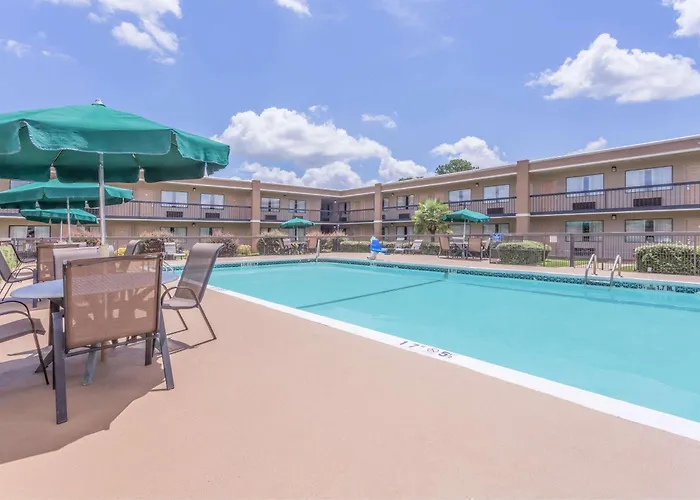 Ramada By Wyndham Macon Hotel