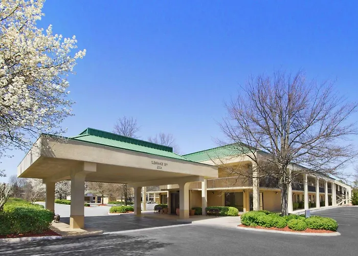 Howard Johnson By Wyndham Greensboro Near The Coliseum