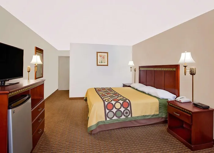 Super 8 By Wyndham Plainview Hotel