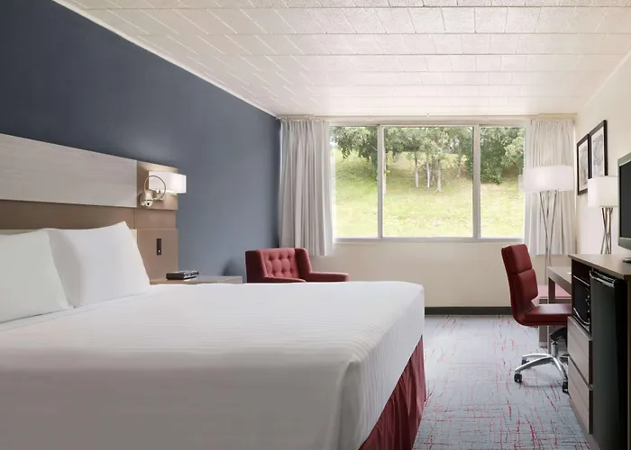 Ramada By Wyndham Uniontown Hotel