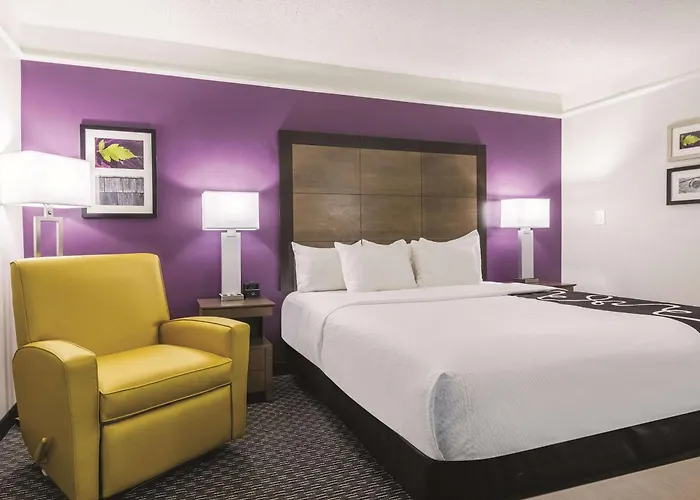 La Quinta By Wyndham Alexandria Airport Hotel