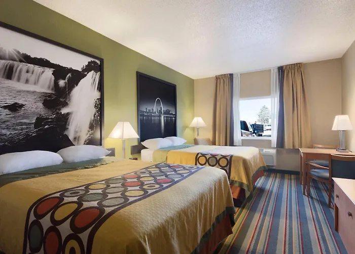 Super 8 By Wyndham Lees Summit Motel