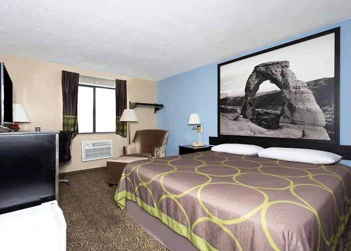 Super 8 By Wyndham Logan Hotel