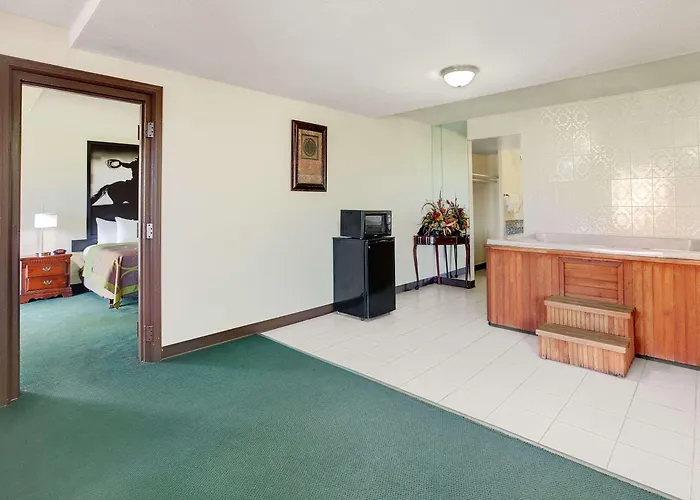 Super 8 By Wyndham Norman Hotel