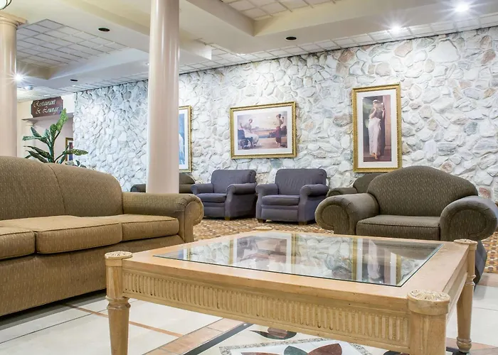 Quality Inn & Suites Palm Island Indoor Waterpark Batavia
