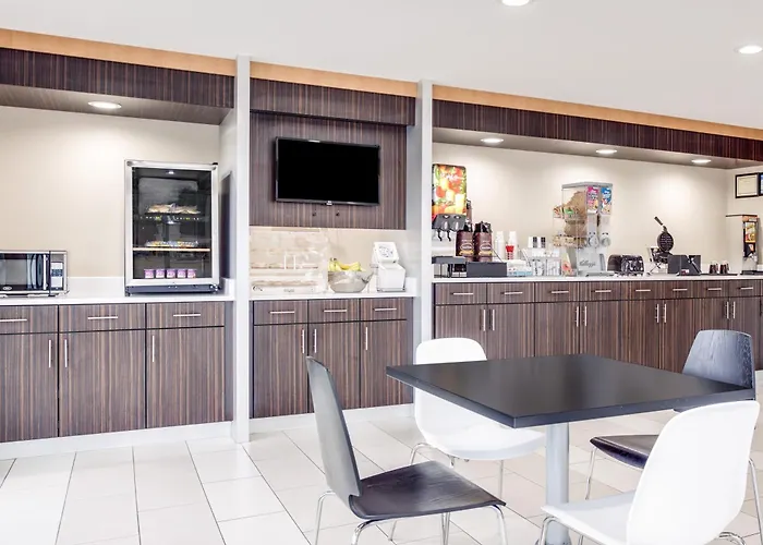 Super 8 By Wyndham Dalton Hotel