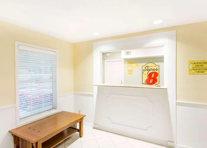 Super 8 By Wyndham Statesboro Hotel