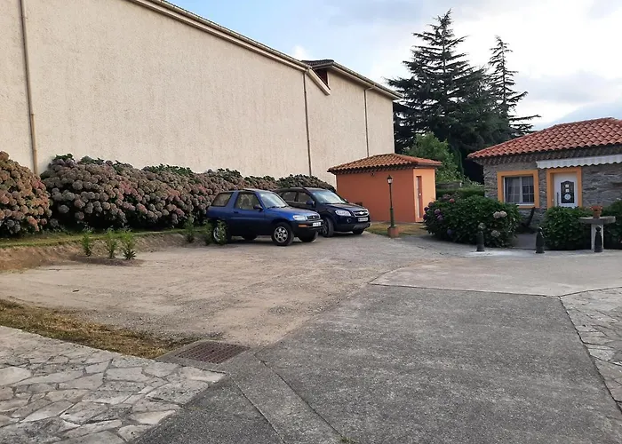 Hotel Alvaro frente Palacio-Museo Selgas Cudillero
