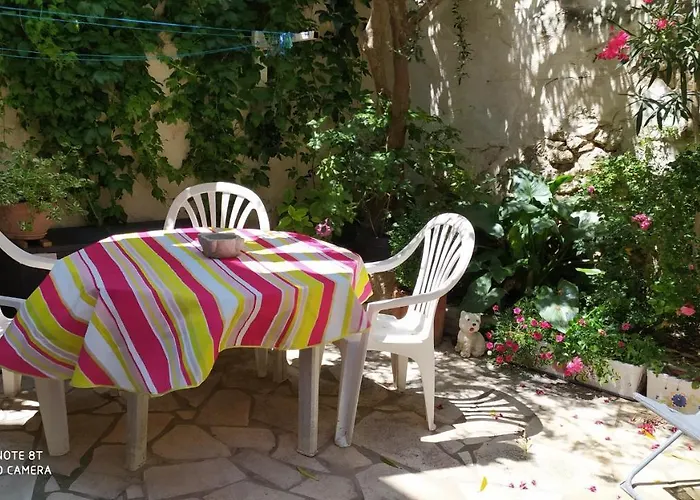 Chambres d'hôtes indépendantes au rez-de-chaussée d'une maison provençale dont une avec cour intérieure Tarascon