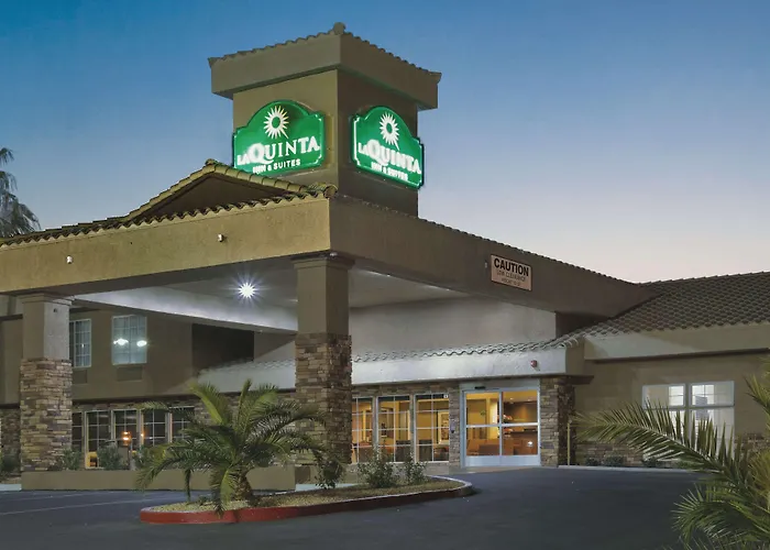 La Quinta Inn & Suites By Wyndham Lv Tropicana Stadium