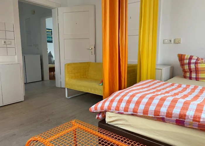 Altstadt Nähe 7 Min Fußweg über Alte Maibrücke zu Pension mit Balkon&Garten, ideal for long stay, relocation Ochsenfurt