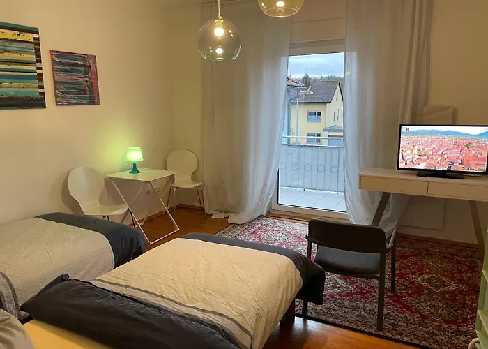Altstadt Nähe 7 Min Fußweg über Alte Maibrücke zu Pension mit Balkon&Garten, ideal for long stay, relocation