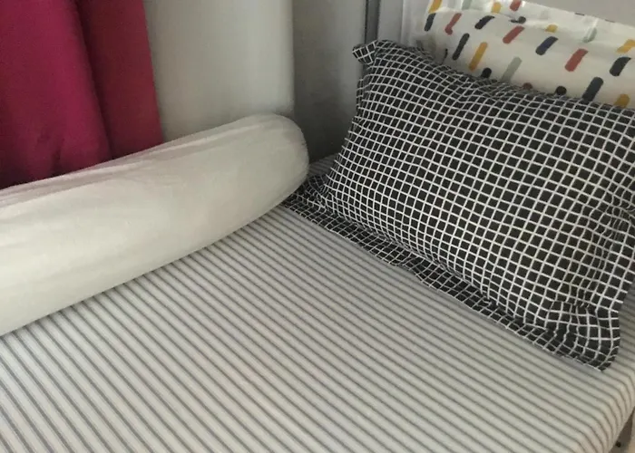 Just For Sleep - Parisian Male Dorm Room -Daily Stays 8Pm To 10Am- Contact Booking Message On The Arrival- Pas D'Appel Phone