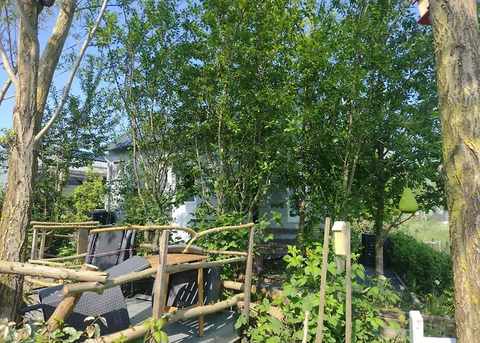 Tuinhuisje in het groen Almere