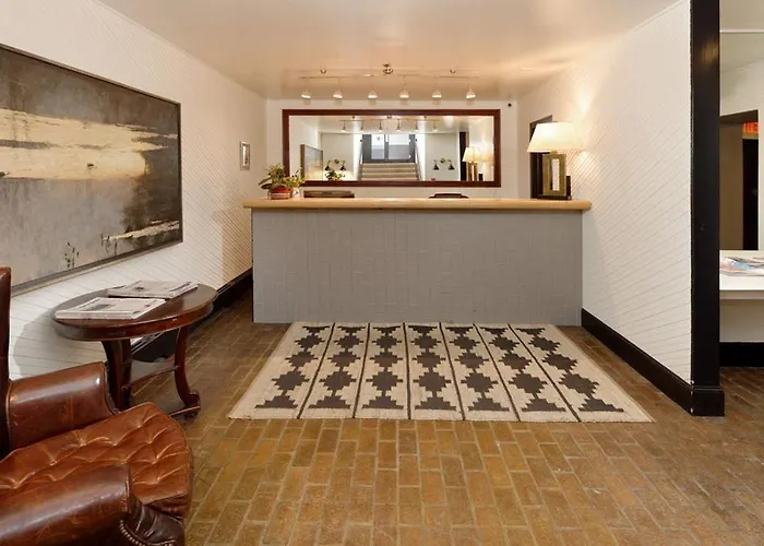 Independence Square 205, Stylish Hotel Room With Ac, Great Location In Aspen