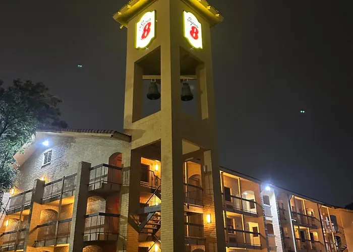 Super 8 By Wyndham The Woodlands North Hotel