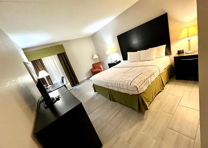 La Quinta By Wyndham Salina Hotel