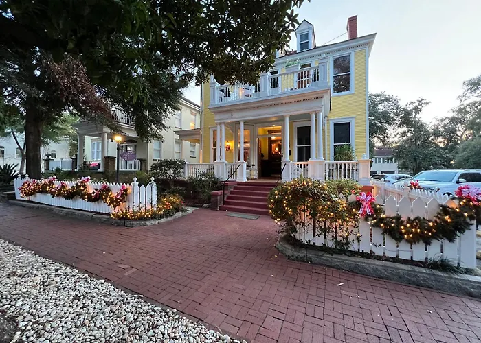 Azalea Inn And Villas