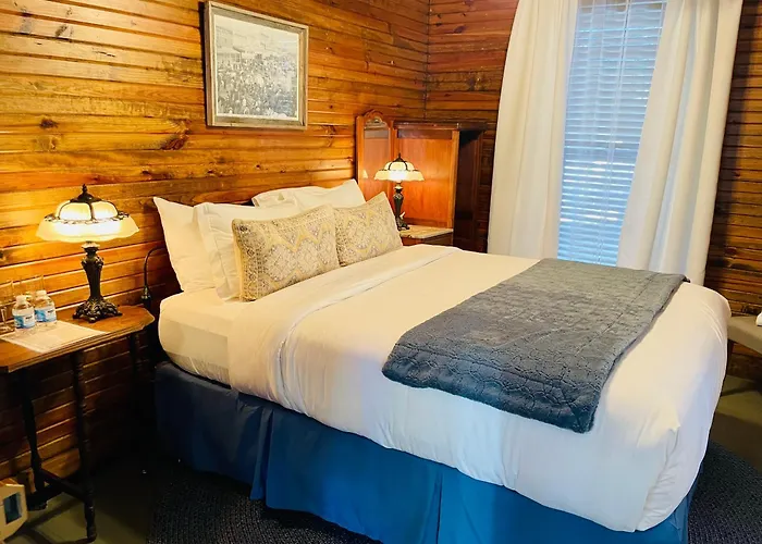 Dabbs Hotel Bed And Breakfast Llano