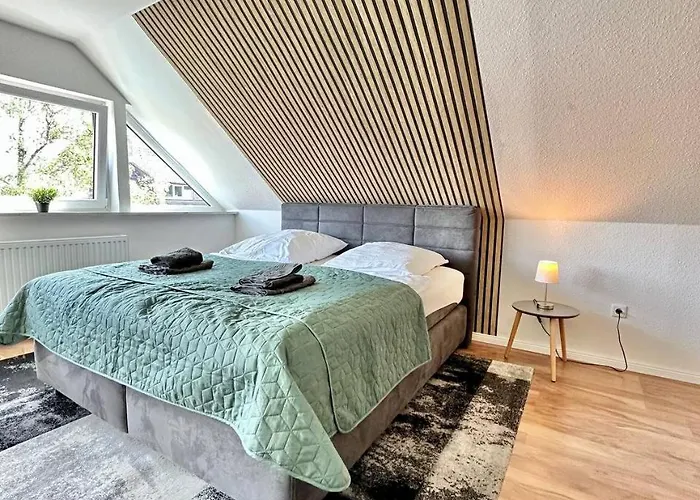 5ZKB großzügiges Ferienhaus Antonia nähe Westkreuz mit 4 Schlafzimmer, Balkon, Terrasse und Parkplatz Oldenburg