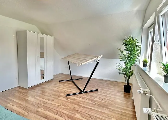 5ZKB großzügiges Ferienhaus Antonia nähe Westkreuz mit 4 Schlafzimmer, Balkon, Terrasse und Parkplatz Oldenburg
