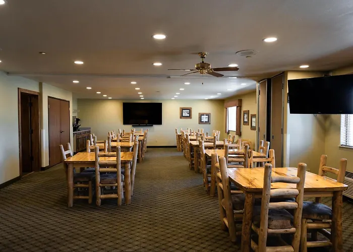 Pinedale Hotel & Suites