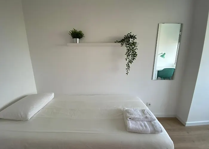 Carcavelos Beach & Nova Sbe Private Rooms In Shared Serviced Apartment 24 Oeiras