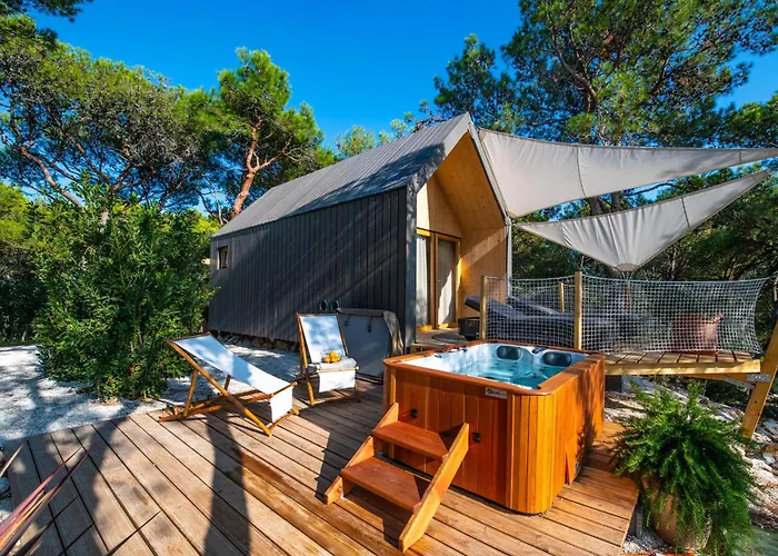 Hotel Arena One 99 Glamping à Pomer