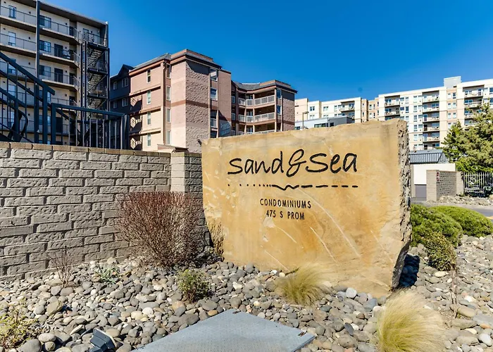Sand & Sea: The Holladay Seaside