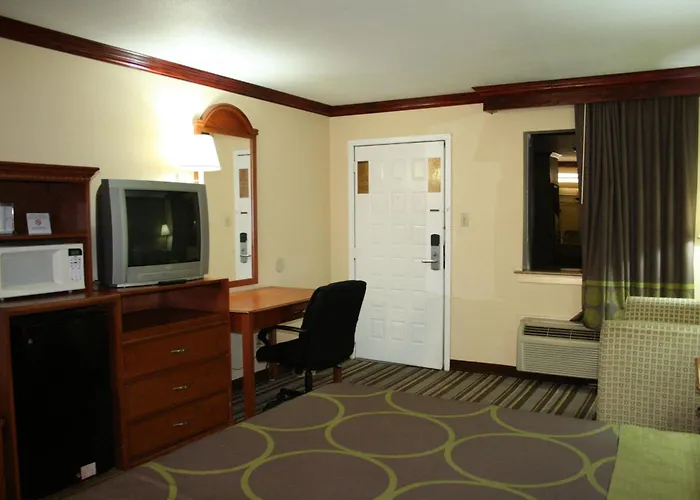 Super 8 By Wyndham San Marcos Hotel