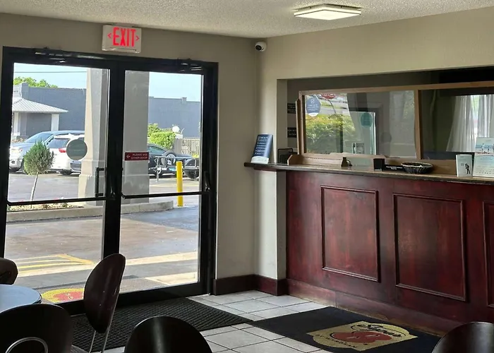 Super 8 By Wyndham Monroe