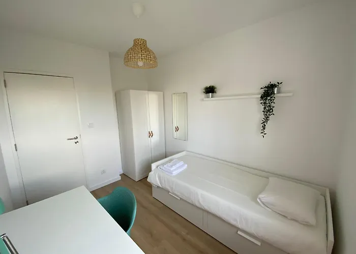 Carcavelos Beach & Nova Sbe Private Rooms In Shared Serviced Apartment 24 Oeiras