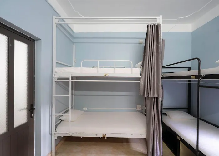 Fancy Hostel And Bar