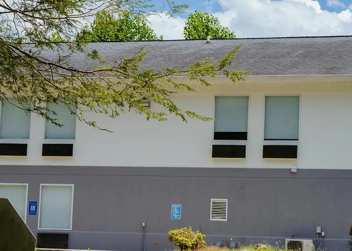 Clarion Pointe-Dillard Near Blue Ridge Mountains Hotel