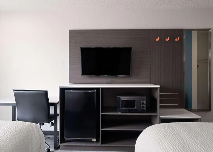 Baymont By Wyndham Indianapolis East Hotel