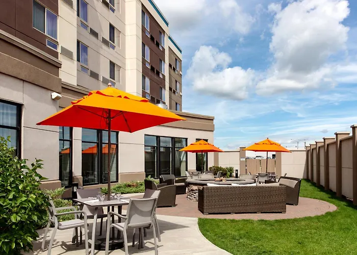 Courtyard By Marriott Edmonton West Hotel