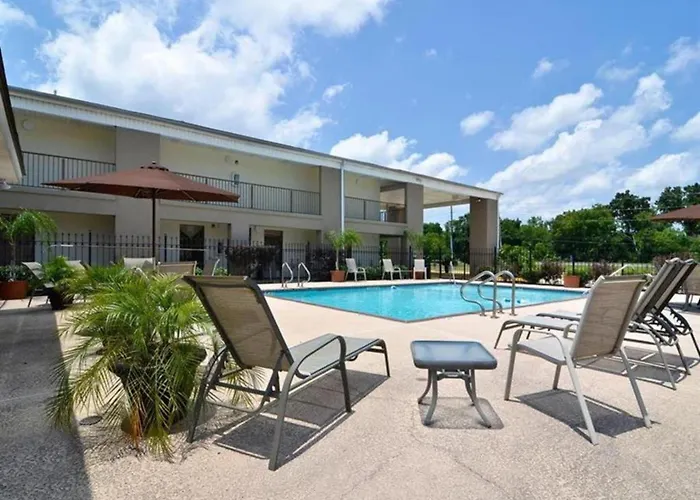 Luling Hotels