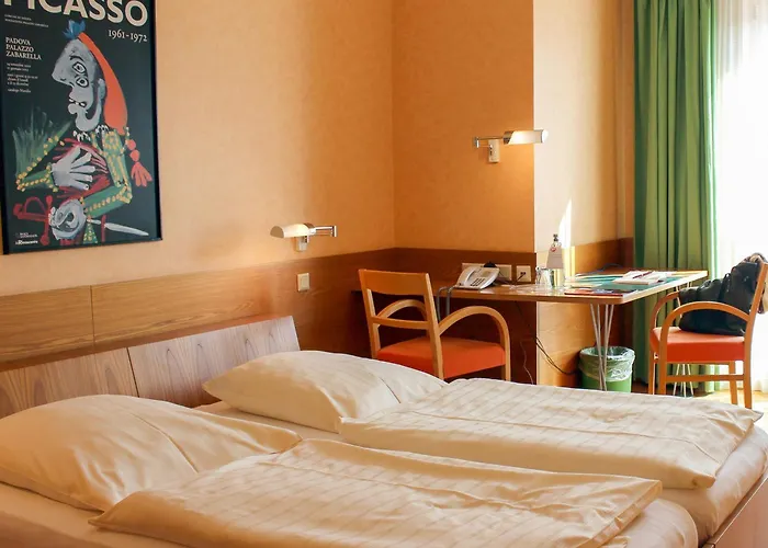 An der Persiluhr Stadt-gut-Hotel