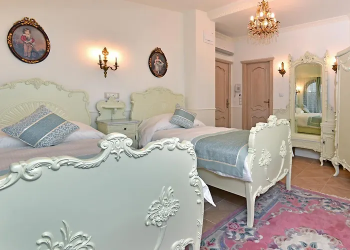 Royal Hotel Warna