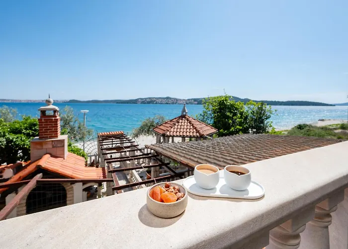 Villa Segetski Dvori - Beachfront Oasis & Tradition Since 1964 Donji Seget