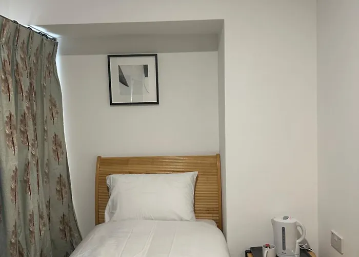 Continental Hotel With Access To Shared Kitchen
