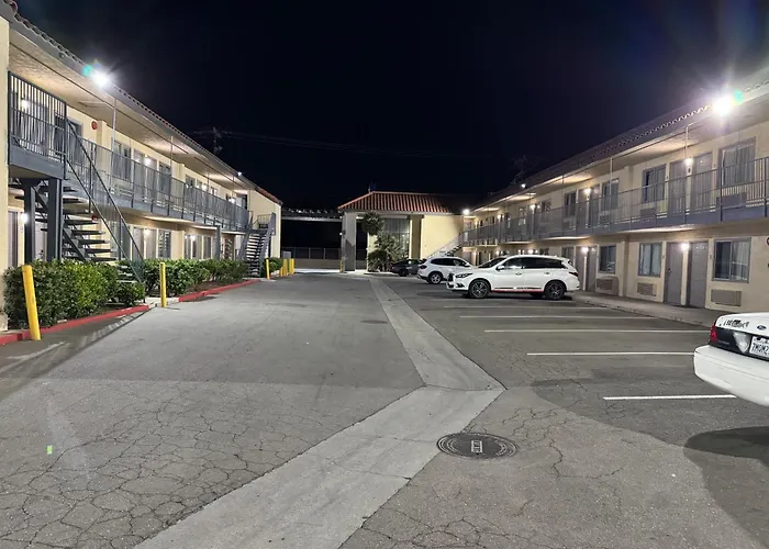 Baymont By Wyndham Bakersfield